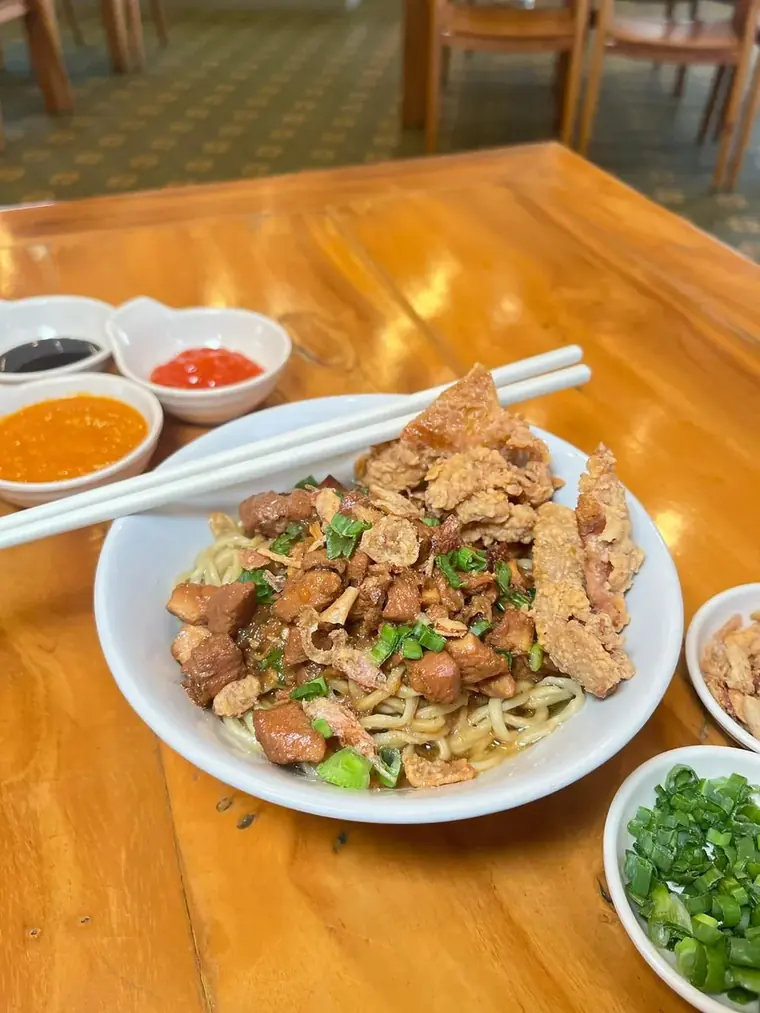Mie bakso Kasmaran dengan topping lengkap